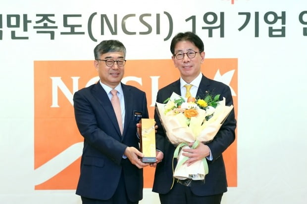 29일 서울 소공동 롯데호텔에서 열린 '2022년도 국가고객만족도(NCSI) 1위 기업 인증식'에서 (왼쪽)안완기 한국생산성본부 회장과 (오른쪽)이재근 KB국민은행장이 기념촬영을 하고 있다. 국민은행 제공
