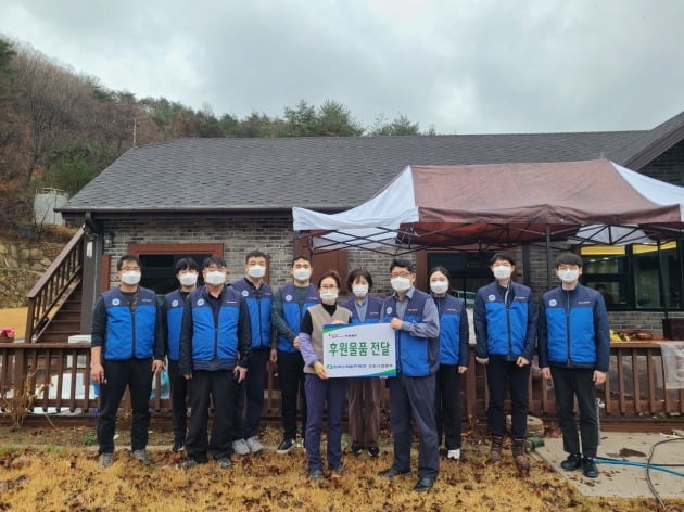 한수원 성장사업본부가 29일 김장김치 담그기 봉사 활동을 벌였다. 한수원 제공