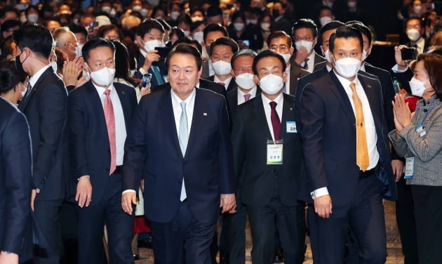[포토] 민주평통 해외 자문위원 통일대화 참석하는 윤 대통령