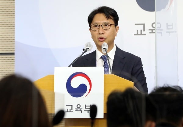 지난 17일 정부세종청사에서 이규민 한국교육과정평가원장이 수능 출제방향을 설명한 뒤 취재진의 질문에 답하고 있다. 뉴스1
