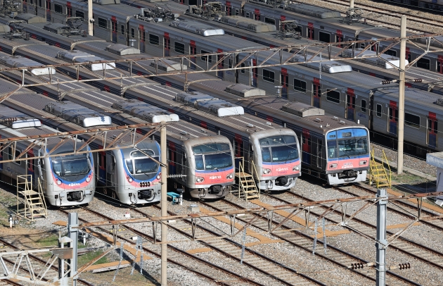 [포토] 6년 만에 서울 지하철 총파업…차량기지에 멈춰 선 열차