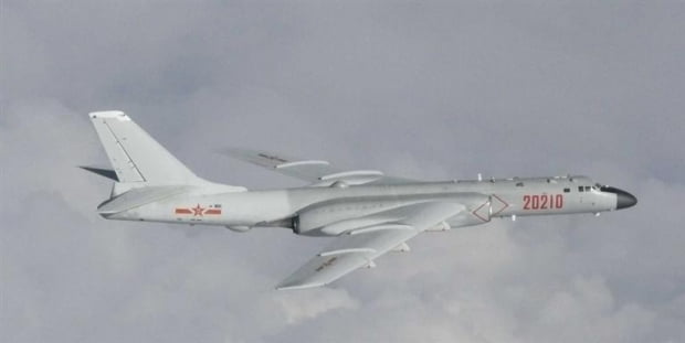 러시아 'TU-95' 폭격기(위)와 중국의 'H-6' 폭격기(아래). 연합뉴스