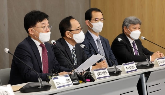 On the morning of the 30th, at the Trade Tower in Gangnam-gu, Seoul, Vice President Jeong Man-ki (first left) of the Korea International Trade Association speaks at the 'press conference for shippers' groups that 'relating to the joint transport refusal of the freight unity'.