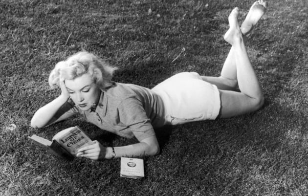 <풀잎>을 읽고 있는 마릴린 먼로. (출처: MARILYN MONROE ARCHIVE)