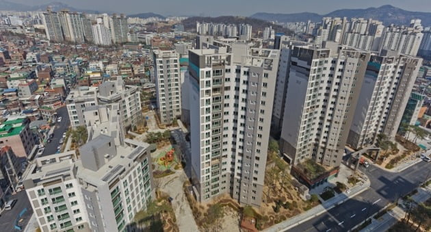 서울 청량리역 일대 아파트값이 큰 폭으로 떨어지면서 내년 상반기 9000여 가구 공급 예정인 인근 이문·휘경 뉴타운 분양에도 빨간불이 켜졌다. 최근 매매가가 급락한 전농동 래미안크레시티. 한경DB
