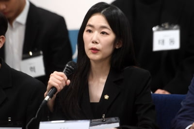 [포토] 폭언 폭행 피해 그룹 오메가엑스 변호를 맡은 서주연 변호사