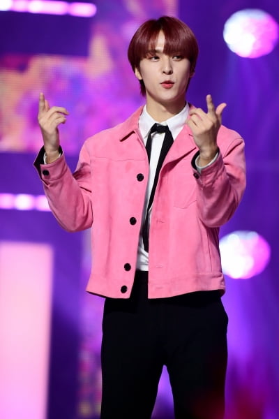[포토] 하이라이트 손동운, '핑크빛 재킷도 완벽 소화'