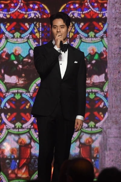 [포토] 서경수, '2022 KLPGA 대상 시상식 축하공연 왔어요'