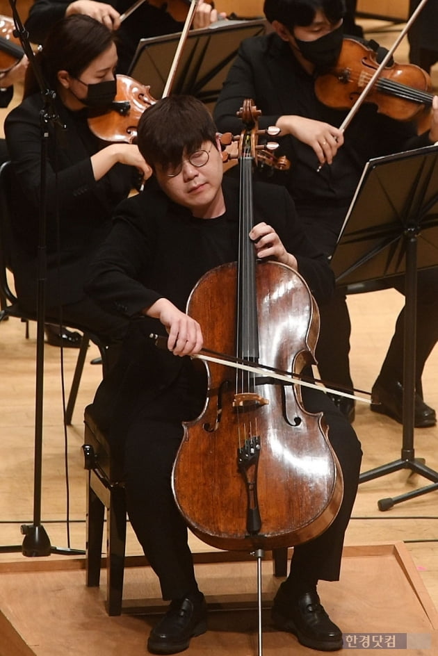 [포토] 첼리스트 심준호, '집중하며 연주'