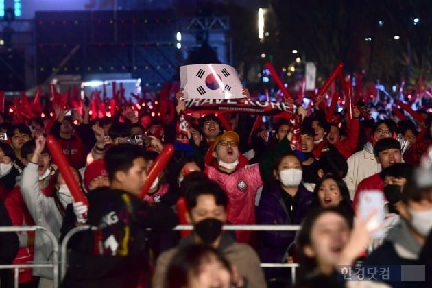 '2022 카타르 월드컵' H조 대한민국 대 우르과이의 경기가 펼쳐지는 24일 오후 서울 광화문광장 특설무대를 찾은 시민들이 거리 응원을 펼치고 있다. / 변성현 한경닷컴 기자 byun84@hankyung.com