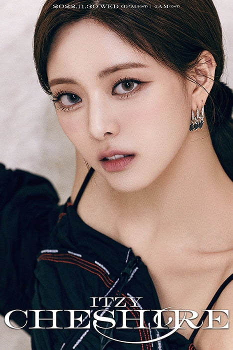 ITZY 유나, 새 앨범 ‘체셔’ 개인 티저 이미지 공개…자꾸만 빨려 드는 블랙홀 눈빛