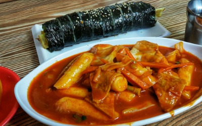 김밥 한 줄·떡볶이 1인분도 "먹기 겁나네"…외식물가 껑충 [강진규의 데이터너머]