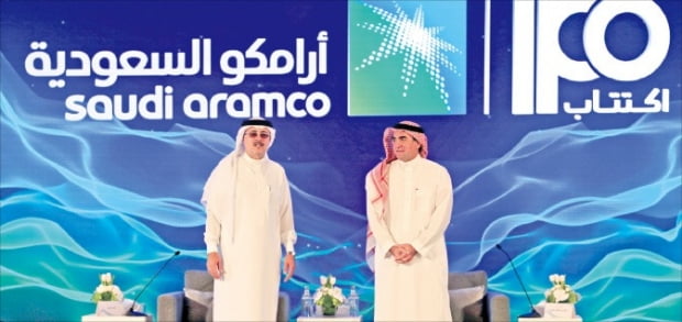 야세르 알 루마이얀 아람코 회장(오른쪽)과 아민 나세르 최고경영자(CEO)가 지난달 3일 사우디아라비아에서 열린 뉴스 콘퍼런스에 참석해 아람코 기업공개(IPO) 계획을 밝히고 있다.  /로이터연합뉴스 