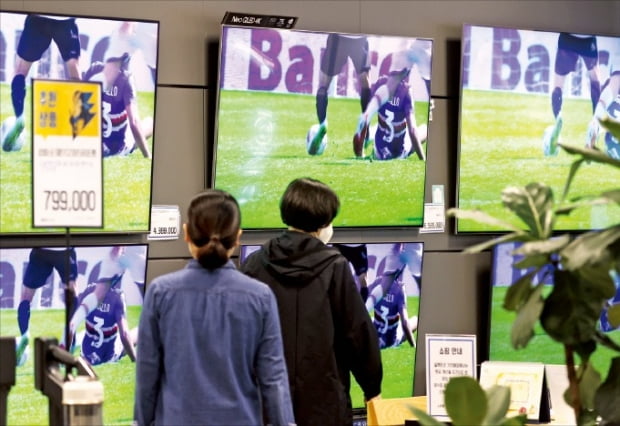 서울 시내의 한 대형마트 가전매장에 삼성전자와 LG전자의 TV가 전시돼 있다.  연합뉴스 
