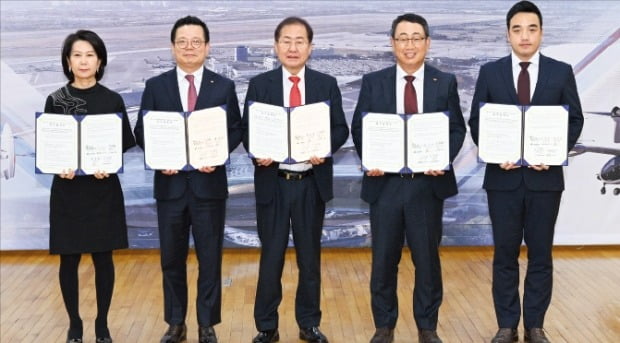 이미애 한국토토사이트추천공사 부사장(왼쪽부터), 어성철 한화시스템 대표, 홍준표 대구시장, 유영상 SK텔레콤 대표, 박서하 T맵모빌리티 부사장이 지난달 27일 UAM 선도 도시 조성을 위한 협약을 맺었다. 대구시 제공 