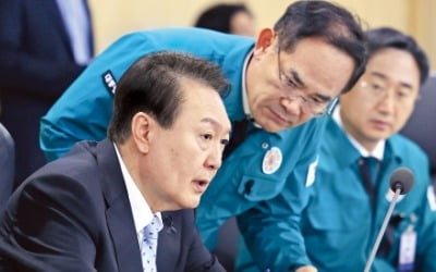 긴급 NSC 주재한 윤 대통령 "분명한 대가 치르도록 엄정 대응"