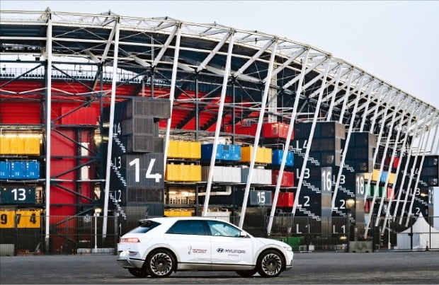 월드컵 운영 차량으로 제공되는 현대자동차의 아이오닉 5가 카타르 974 스타디움 앞에 서 있다. 현대차 제공
 