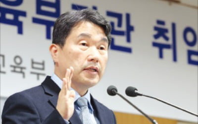 이주호, 10년만에 '컴백'…전교조와 충돌 예고