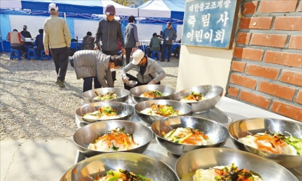 [포토] 이웃사랑 담은 무료 국수 공양