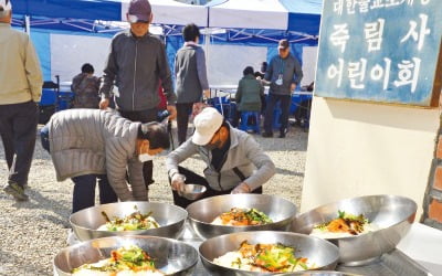  이웃사랑 담은 무료 국수 공양