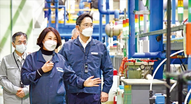 이재용 삼성전자 회장(오른쪽)이 8일 부산 녹산국가산업단지에 있는 도금업체 동아플레이팅의 생산설비를 둘러보고 있다.   삼성전자  제공 