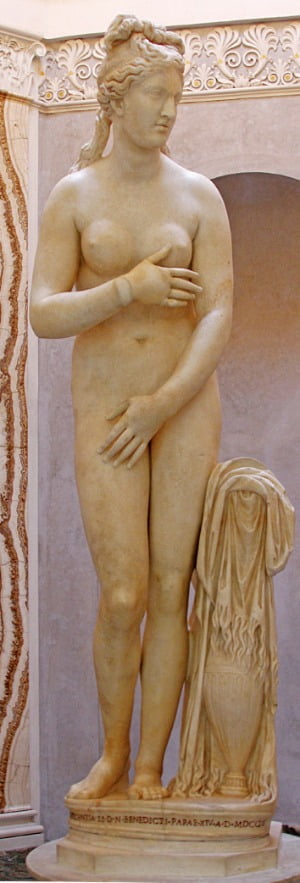 카피톨리노의 비너스 청동작품을 2세기에 대리석으로 모각한 작품. 