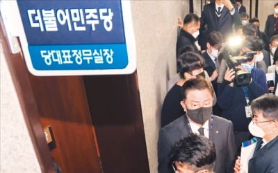 檢, 정진상 자택·민주당사 압수수색…野 "국면전환용 정치쇼"