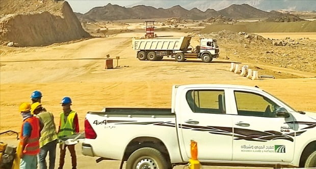 지난 7일 사우디아라비아 북서부 타부크 8784국도 인근에서 네옴시티의 핵심 프로젝트인 더라인 기초 공사를 위한 터파기 작업이 한창이다.
/타부크(사우디아라비아)=공동기자단 