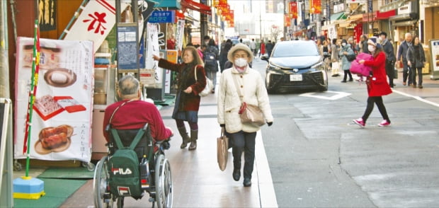 65세 이상 고령 인구가 전체 인구의 30%에 육박하는 일본은 다양한 고령화 대책을 마련해 시행하고 있다. 휠체어 이용자들을 위해 도로 턱을 없앴고, 공공 안내판과 가판의 글자 크기도 키웠다. 사진은 도쿄 스가모 지역 거리.  한경DB 