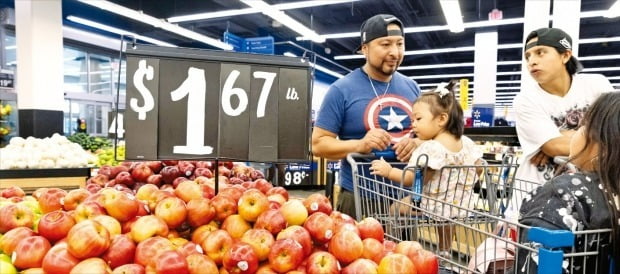 미국 노동부는 10월 CPI가 전년 동월보다 7.7% 올랐다고 지난 10일 발표했다. 미국 CPI 상승률이 7%대를 기록한 것은 러시아가 우크라이나를 침공한 2월 후 8개월 만이다. 사진은 미국 워싱턴 DC의 월마트에서 소비자들이 장을 보고 있는 모습. 연합뉴스 