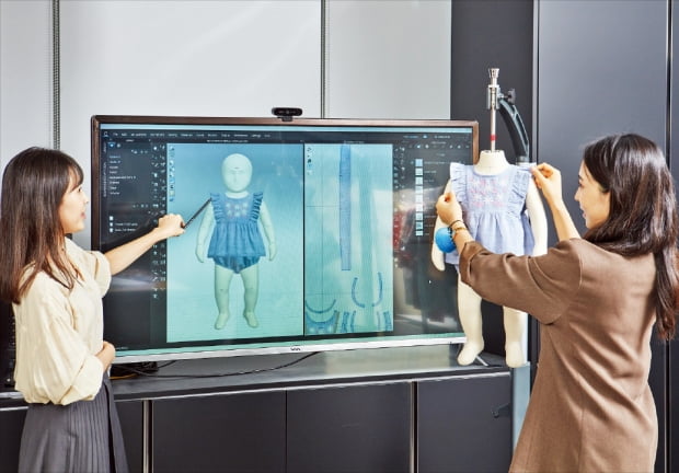 한세실업 직원들이 3D 디자인 기술로 구현한 가상 샘플과 실물 샘플을 피팅하고 있다.  