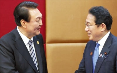 尹-기시다, 양국 관계 정상화 방안 논의…"현안 조속한 해결"