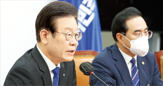 이재명 더불어민주당 대표(왼쪽)가 14일 국회에서 열린 최고위원회의에서 발언하고 있다. 오른쪽은 박홍근 원내대표.  /뉴스1 