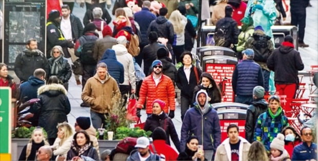 유엔은 지난 15일 세계 인구가 80억 명을 돌파했다고 발표했다. 이날 시민들이 뉴욕 맨해튼의 타임스퀘어 앞을 걸어가고 있다. /로이터연합 