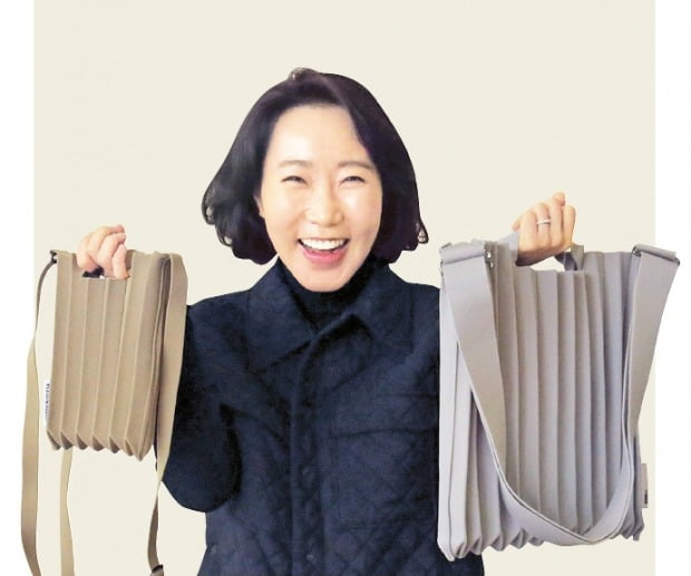 버려진 페트병으로 만든 '주름 가방'…"지구에 무해한 제품 만들려고 창업"