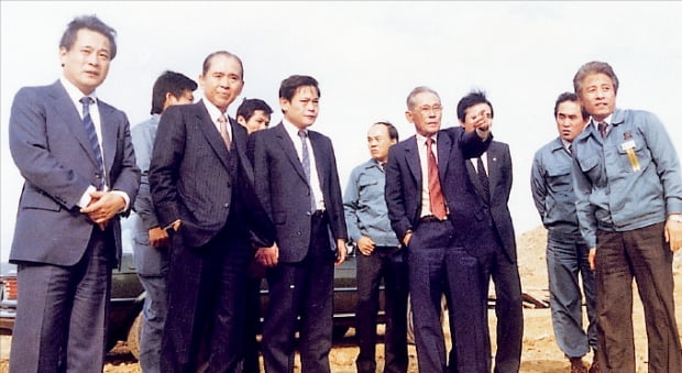1983년 경기 기흥 반도체공장 건설 현장을 찾은 이병철 삼성 창업회장(앞줄 왼쪽 네 번째)과 이건희 삼성 선대회장(세 번째).   한경DB 