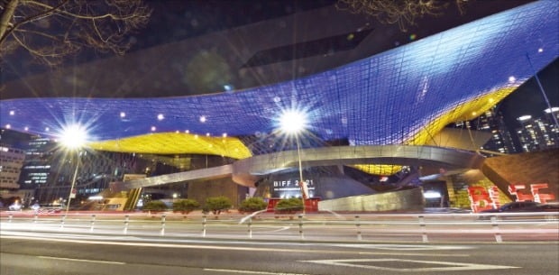 부산 해운대구 영화의전당은 메타버스 기반의 쇼핑 공간으로 구축된다. /부산시 제공
 