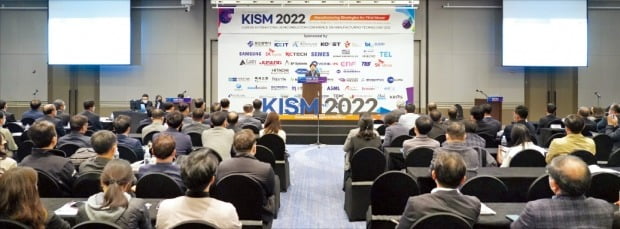 박재근 한국반도체디스플레이학회장이 지난 13일 부산 파라다이스호텔에서 열린 반도체 국제학술대회 ‘KISM 2022’에서 기조연설을 하고 있다. 한국반도체디스플레이학회 제공 