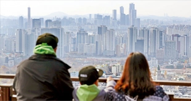 < 120만명 종부세 고지서 21일부터 날아온다 > 집값이 급락하면서 실거래가가 공시가 밑으로 떨어지는 역전현상이 속출하는 가운데 국세청이 21일부터 종합부동산세 고지서를 발송할 예정이다. 올해 종부세 납부 대상자는 120만 명으로 지난해보다 27만 명 늘었다. 20일 남산에서 바라본 서울 용산·여의도 일대 아파트 모습.  연합뉴스 