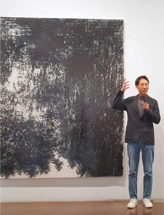 이기봉 작가가 국제갤러리에서 신작 ‘스탠드 온 섀도-블랙 미러’를 설명하고 있다.  성수영  기자 