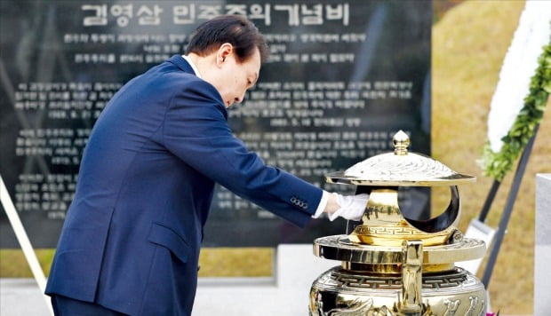 < 尹 “큰 정치 되새길 때”…YS 서거 7주기 참배 > 윤석열 대통령이 22일 김영삼 전 대통령 서거 7주기를 맞아 국립서울현충원에 마련된 김 전 대통령 묘소를 참배하고 있다. 윤 대통령은 방명록에 “지금은 모두 거산(巨山·김 전 대통령 아호)의 큰 정치를 되새겨야 할 때입니다”라고 썼다.  대통령실 제공 