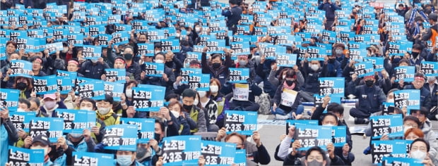 민주노총이 22일 국회 앞에서 노조법 2·3조 개정안 입법 촉구 대회를 열고 있다. ‘노란봉투법’으로 불리는 노조법 2·3조 개정안은 파업 노동자에 대한 기업의 손해배상 청구를 제한하는 내용을 골자로 해 논란을 빚고 있다.    연합뉴스 