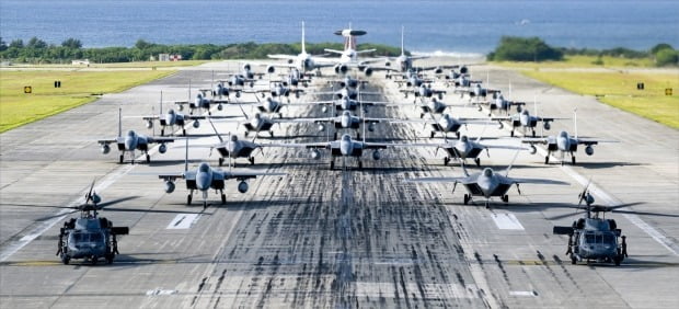 주일미군이 지난 22일 일본 오키나와현의 가데나 공군기지에서 ‘엘리펀트워크’ 훈련을 했다. 현존 최강의 스텔스 전투기로 알려진 ‘F-22A 랩터’를 비롯해 30여 대의 군용기가 훈련에 동원됐다.   /가데나 공군기지 홈페이지 