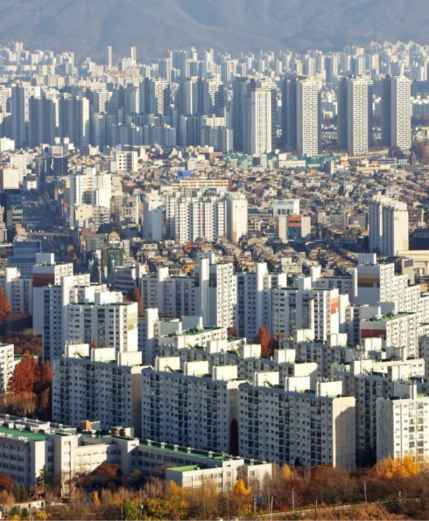 정부가 23일 재산세의 과도한 증가를 막는 ‘과표 상한제’를 도입하고 부동산 공시가격 현실화율을 2020년 수준으로 낮추기로 함에 따라 내년도 보유세 부담이 줄어들 것으로 전망된다. 사진은 서울 삼성동 아셈타워에서 바라본 강남 일대 아파트 단지.   /연합뉴스 