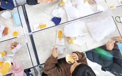 [포토] 밥 대신 빵…아이들 볼모로 급식 중단