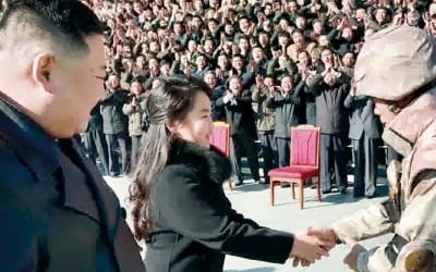 [포토] ICBM 개발 핵심도 김정은 10살 딸에 ‘굽신’ 