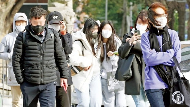 < 롱패딩 입고 출근하세요 > 겨울을 재촉하는 비가 내린 뒤 기온이 뚝 떨어진 29일 시민들이 움츠린 채 서울 광화문 사거리를 걷고 있다. 이날 퇴근길부터 체감 온도가 영하를 기록했고, 제주도 일부 지역 등을 제외한 전국 대부분에 한파주의보와 한파경보가 발령됐다.  허문찬  기자 