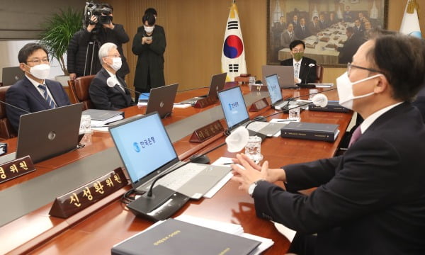 이창용 한국은행 총재가 24일 오전 서울 중구 세종대로 한국은행에서 금융통화위원회 회의를 주재하고 있다. 사진공동취재단/한겨레 신소영