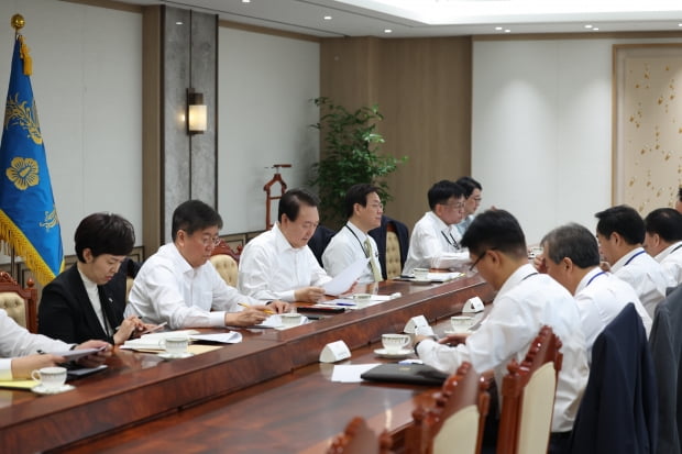 윤석열 대통령이 28일 오전 서울 용산 대통령실 청사에서 수석비서관회의를 주재하고 있다./사진=대통령실