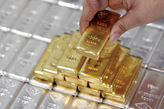 <YONHAP PHOTO-2343> An employee picks up a gold bar at the Austrian Gold and Silver Separating Plant 'Oegussa' in Vienna August 26, 2011. Oegussa processes some 100 tons of various precious metals and generates a turnover of 300 million euros a year.  REUTERS/Lisi Niesner (AUSTRIA - Tags: BUSINESS)/2011-08-26 23:11:03/
<저작권자 ⓒ 1980-2011 ㈜연합뉴스. 무단 전재 재배포 금지.>